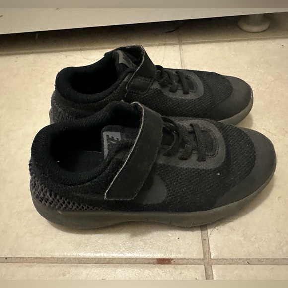 Nike shoes - Picture 2 of 2